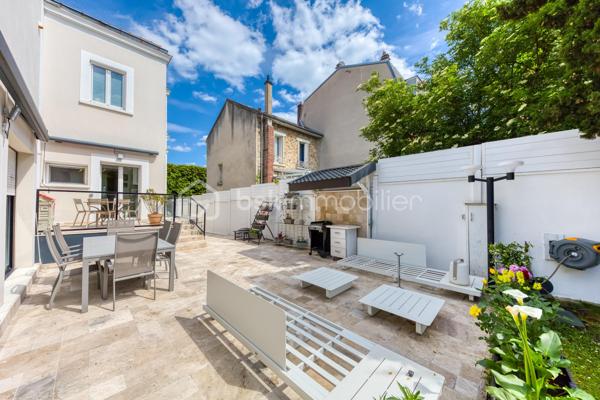 Découvrez cette superbe maison familiale aux prestations haut de gamme, pensée pour offrir confort, volumes et luminosité dans un environnement privilégié. Mitoyenne d’un seul côté, cette propriété séduit dès l’arrivée avec son portail coulissant et son vaste espace de stationnement pouvant accueillir jusqu’à trois véhicules.
À l’extérieur, tout a été imaginé pour profiter pleinement des beaux jours : agréable espace repas, coin détente, jardin soigneusement aménagé, piscine chauffée avec volet électrique, jacuzzi, ainsi qu’une généreuse terrasse permettant de recevoir famille et amis dans un cadre intimiste et ensoleillé. Exposé plein sud, le jardin bénéficie d’une luminosité exceptionnelle tout au long de la journée.
Quelques marches mènent à l’entrée de la maison, où vous découvrirez une magnifique pièce de vie baignée de lumière composée d’un salon séjour chaleureux et d’une cuisine ouverte moderne, entièrement équipée et aménagée. Son design épuré aux tons clairs permet de s’y projeter immédiatement. Une terrasse attenante offre un espace idéal pour profiter d’un café au soleil dès le matin.
Quelques marches plus bas, un second salon aux volumes impressionnants vient compléter les espaces de réception. Celui-ci s’ouvre sur une superbe véranda aménagée en cuisine d’été, entièrement équipée de baies vitrées accordéon permettant une ouverture totale sur le jardin et la piscine. Un véritable espace de vie dedans/dehors à l’esprit vacances et convivialité.
La maison dispose également d’un sous-sol total offrant de nombreuses possibilités d’aménagement : salle de sport, espace télétravail, atelier, buanderie, salle de jeux, cave ou stockage.
L’espace nuit est réparti sur deux étages desservis par un élégant escalier en colimaçon en bois.
Au premier étage, vous trouverez une première suite parentale avec terrasse privative, vue dégagée sur le jardin et la piscine, ainsi que sa salle de bain attenante. Une seconde très grande chambre, actuellement aménagée avec un vaste dressing, résulte de la réunion de deux chambres et peut facilement être redivisée afin de créer une chambre supplémentaire. Ce niveau comprend également une salle de bain familiale avec baignoire, double vasque et double douche communicante, ainsi qu’un WC indépendant.
Au dernier étage, les combles aménagés accueillent un superbe espace composé actuellement de deux pièces reliées, idéal pour un adolescent, une suite indépendante ou un espace salon/chambre. Cet étage dispose également de sa propre salle d’eau avec WC. Là encore, les volumes permettent facilement d’envisager une redistribution des espaces.
Aujourd’hui configurée avec 3 chambres, cette maison offre un fort potentiel d’aménagement et peut facilement être repensée pour accueillir jusqu’à 5 chambres selon les besoins.
Une propriété rare, aux volumes généreux et aux prestations de qualité, idéale pour une famille recherchant confort, modernité et espaces de vie exceptionnels.