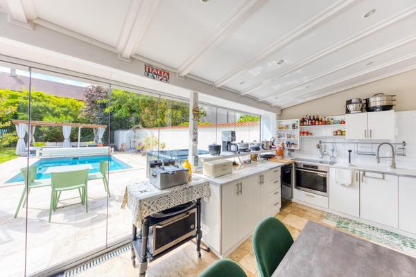 Découvrez cette superbe maison familiale aux prestations haut de gamme, pensée pour offrir confort, volumes et luminosité dans un environnement privilégié. Mitoyenne d’un seul côté, cette propriété séduit dès l’arrivée avec son portail coulissant et son vaste espace de stationnement pouvant accueillir jusqu’à trois véhicules.
À l’extérieur, tout a été imaginé pour profiter pleinement des beaux jours : agréable espace repas, coin détente, jardin soigneusement aménagé, piscine chauffée avec volet électrique, jacuzzi, ainsi qu’une généreuse terrasse permettant de recevoir famille et amis dans un cadre intimiste et ensoleillé. Exposé plein sud, le jardin bénéficie d’une luminosité exceptionnelle tout au long de la journée.
Quelques marches mènent à l’entrée de la maison, où vous découvrirez une magnifique pièce de vie baignée de lumière composée d’un salon séjour chaleureux et d’une cuisine ouverte moderne, entièrement équipée et aménagée. Son design épuré aux tons clairs permet de s’y projeter immédiatement. Une terrasse attenante offre un espace idéal pour profiter d’un café au soleil dès le matin.
Quelques marches plus bas, un second salon aux volumes impressionnants vient compléter les espaces de réception. Celui-ci s’ouvre sur une superbe véranda aménagée en cuisine d’été, entièrement équipée de baies vitrées accordéon permettant une ouverture totale sur le jardin et la piscine. Un véritable espace de vie dedans/dehors à l’esprit vacances et convivialité.
La maison dispose également d’un sous-sol total offrant de nombreuses possibilités d’aménagement : salle de sport, espace télétravail, atelier, buanderie, salle de jeux, cave ou stockage.
L’espace nuit est réparti sur deux étages desservis par un élégant escalier en colimaçon en bois.
Au premier étage, vous trouverez une première suite parentale avec terrasse privative, vue dégagée sur le jardin et la piscine, ainsi que sa salle de bain attenante. Une seconde très grande chambre, actuellement aménagée avec un vaste dressing, résulte de la réunion de deux chambres et peut facilement être redivisée afin de créer une chambre supplémentaire. Ce niveau comprend également une salle de bain familiale avec baignoire, double vasque et double douche communicante, ainsi qu’un WC indépendant.
Au dernier étage, les combles aménagés accueillent un superbe espace composé actuellement de deux pièces reliées, idéal pour un adolescent, une suite indépendante ou un espace salon/chambre. Cet étage dispose également de sa propre salle d’eau avec WC. Là encore, les volumes permettent facilement d’envisager une redistribution des espaces.
Aujourd’hui configurée avec 3 chambres, cette maison offre un fort potentiel d’aménagement et peut facilement être repensée pour accueillir jusqu’à 5 chambres selon les besoins.
Une propriété rare, aux volumes généreux et aux prestations de qualité, idéale pour une famille recherchant confort, modernité et espaces de vie exceptionnels.