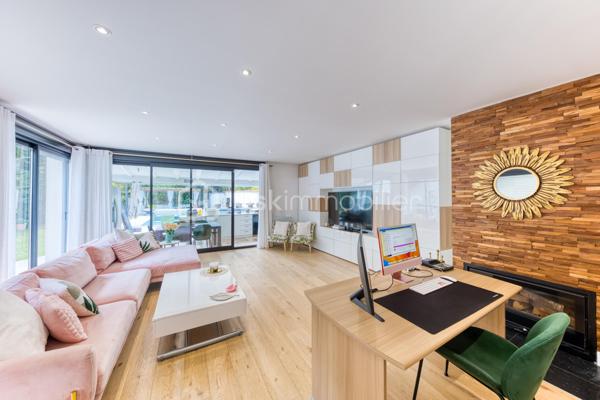 Découvrez cette superbe maison familiale aux prestations haut de gamme, pensée pour offrir confort, volumes et luminosité dans un environnement privilégié. Mitoyenne d’un seul côté, cette propriété séduit dès l’arrivée avec son portail coulissant et son vaste espace de stationnement pouvant accueillir jusqu’à trois véhicules.
À l’extérieur, tout a été imaginé pour profiter pleinement des beaux jours : agréable espace repas, coin détente, jardin soigneusement aménagé, piscine chauffée avec volet électrique, jacuzzi, ainsi qu’une généreuse terrasse permettant de recevoir famille et amis dans un cadre intimiste et ensoleillé. Exposé plein sud, le jardin bénéficie d’une luminosité exceptionnelle tout au long de la journée.
Quelques marches mènent à l’entrée de la maison, où vous découvrirez une magnifique pièce de vie baignée de lumière composée d’un salon séjour chaleureux et d’une cuisine ouverte moderne, entièrement équipée et aménagée. Son design épuré aux tons clairs permet de s’y projeter immédiatement. Une terrasse attenante offre un espace idéal pour profiter d’un café au soleil dès le matin.
Quelques marches plus bas, un second salon aux volumes impressionnants vient compléter les espaces de réception. Celui-ci s’ouvre sur une superbe véranda aménagée en cuisine d’été, entièrement équipée de baies vitrées accordéon permettant une ouverture totale sur le jardin et la piscine. Un véritable espace de vie dedans/dehors à l’esprit vacances et convivialité.
La maison dispose également d’un sous-sol total offrant de nombreuses possibilités d’aménagement : salle de sport, espace télétravail, atelier, buanderie, salle de jeux, cave ou stockage.
L’espace nuit est réparti sur deux étages desservis par un élégant escalier en colimaçon en bois.
Au premier étage, vous trouverez une première suite parentale avec terrasse privative, vue dégagée sur le jardin et la piscine, ainsi que sa salle de bain attenante. Une seconde très grande chambre, actuellement aménagée avec un vaste dressing, résulte de la réunion de deux chambres et peut facilement être redivisée afin de créer une chambre supplémentaire. Ce niveau comprend également une salle de bain familiale avec baignoire, double vasque et double douche communicante, ainsi qu’un WC indépendant.
Au dernier étage, les combles aménagés accueillent un superbe espace composé actuellement de deux pièces reliées, idéal pour un adolescent, une suite indépendante ou un espace salon/chambre. Cet étage dispose également de sa propre salle d’eau avec WC. Là encore, les volumes permettent facilement d’envisager une redistribution des espaces.
Aujourd’hui configurée avec 3 chambres, cette maison offre un fort potentiel d’aménagement et peut facilement être repensée pour accueillir jusqu’à 5 chambres selon les besoins.
Une propriété rare, aux volumes généreux et aux prestations de qualité, idéale pour une famille recherchant confort, modernité et espaces de vie exceptionnels.