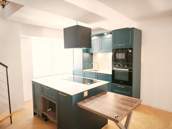 Venez découvrir cette agréable maison entièrement rénovée de 89 m² en cours de finition. Située dans un quartier très prisé de Sainte-Catherine à Laval alliant calme et proximité immédiate du centre ville, cette maison à trois niveaux offre un cadre de vie idéal pour une famille.
Vous commencerez la visite au rez-de-chaussée par un spacieux  salon / séjour ouvert sur une cuisine aménagée et
équipée haut gamme le tout pour une surface de 41 m², magnifié par un sol en parquet chêne contrecollé en bâton rompu. Nous poursuivons la visite par deux chambres de 11 et 9 m², une salle d'eau, une lingerie, un WC séparé.
A l'étage, une pièce de 7 m² habitables et 13 m² au sol parfait pour un coin bureau, chambre, salle de jeux...
Une pièce indépendante de 14 m² avec un point d'eau, offre un espace idéal pour une profession libérale,  adaptable elle peut aisément être
transformée en un cabinet, studio ou pour une chambre d'ado. Une cave. 
Coté extérieur, une jolie parcelle de plus de 477 m², composée d'une terrasse en bois ainsi qu'un abri de jardin. 
Eléments techniques, chauffage électrique, menuiseries PVC double vitrage.
Cette maison correspond à vos critères, appelez-moi pour plus de renseignements et fixer une visite