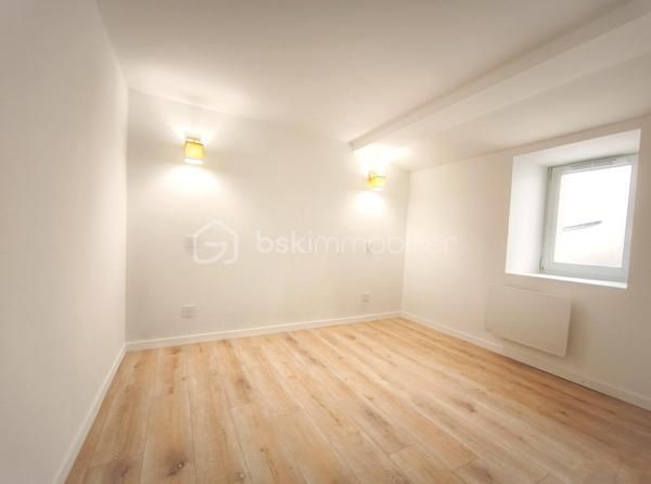 Venez découvrir cette agréable maison entièrement rénovée de 89 m² en cours de finition. Située dans un quartier très prisé de Sainte-Catherine à Laval alliant calme et proximité immédiate du centre ville, cette maison à trois niveaux offre un cadre de vie idéal pour une famille.
Vous commencerez la visite au rez-de-chaussée par un spacieux  salon / séjour ouvert sur une cuisine aménagée et
équipée haut gamme le tout pour une surface de 41 m², magnifié par un sol en parquet chêne contrecollé en bâton rompu. Nous poursuivons la visite par deux chambres de 11 et 9 m², une salle d'eau, une lingerie, un WC séparé.
A l'étage, une pièce de 7 m² habitables et 13 m² au sol parfait pour un coin bureau, chambre, salle de jeux...
Une pièce indépendante de 14 m² avec un point d'eau, offre un espace idéal pour une profession libérale,  adaptable elle peut aisément être
transformée en un cabinet, studio ou pour une chambre d'ado. Une cave. 
Coté extérieur, une jolie parcelle de plus de 477 m², composée d'une terrasse en bois ainsi qu'un abri de jardin. 
Eléments techniques, chauffage électrique, menuiseries PVC double vitrage.
Cette maison correspond à vos critères, appelez-moi pour plus de renseignements et fixer une visite