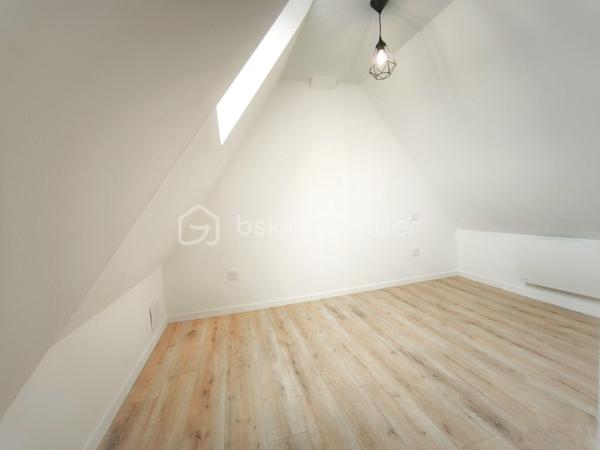 Venez découvrir cette agréable maison entièrement rénovée de 89 m² en cours de finition. Située dans un quartier très prisé de Sainte-Catherine à Laval alliant calme et proximité immédiate du centre ville, cette maison à trois niveaux offre un cadre de vie idéal pour une famille.
Vous commencerez la visite au rez-de-chaussée par un spacieux  salon / séjour ouvert sur une cuisine aménagée et
équipée haut gamme le tout pour une surface de 41 m², magnifié par un sol en parquet chêne contrecollé en bâton rompu. Nous poursuivons la visite par deux chambres de 11 et 9 m², une salle d'eau, une lingerie, un WC séparé.
A l'étage, une pièce de 7 m² habitables et 13 m² au sol parfait pour un coin bureau, chambre, salle de jeux...
Une pièce indépendante de 14 m² avec un point d'eau, offre un espace idéal pour une profession libérale,  adaptable elle peut aisément être
transformée en un cabinet, studio ou pour une chambre d'ado. Une cave. 
Coté extérieur, une jolie parcelle de plus de 477 m², composée d'une terrasse en bois ainsi qu'un abri de jardin. 
Eléments techniques, chauffage électrique, menuiseries PVC double vitrage.
Cette maison correspond à vos critères, appelez-moi pour plus de renseignements et fixer une visite