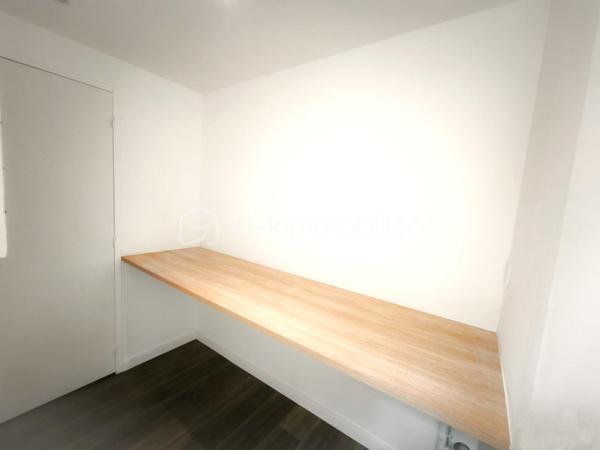 Venez découvrir cette agréable maison entièrement rénovée de 89 m² en cours de finition. Située dans un quartier très prisé de Sainte-Catherine à Laval alliant calme et proximité immédiate du centre ville, cette maison à trois niveaux offre un cadre de vie idéal pour une famille.
Vous commencerez la visite au rez-de-chaussée par un spacieux  salon / séjour ouvert sur une cuisine aménagée et
équipée haut gamme le tout pour une surface de 41 m², magnifié par un sol en parquet chêne contrecollé en bâton rompu. Nous poursuivons la visite par deux chambres de 11 et 9 m², une salle d'eau, une lingerie, un WC séparé.
A l'étage, une pièce de 7 m² habitables et 13 m² au sol parfait pour un coin bureau, chambre, salle de jeux...
Une pièce indépendante de 14 m² avec un point d'eau, offre un espace idéal pour une profession libérale,  adaptable elle peut aisément être
transformée en un cabinet, studio ou pour une chambre d'ado. Une cave. 
Coté extérieur, une jolie parcelle de plus de 477 m², composée d'une terrasse en bois ainsi qu'un abri de jardin. 
Eléments techniques, chauffage électrique, menuiseries PVC double vitrage.
Cette maison correspond à vos critères, appelez-moi pour plus de renseignements et fixer une visite