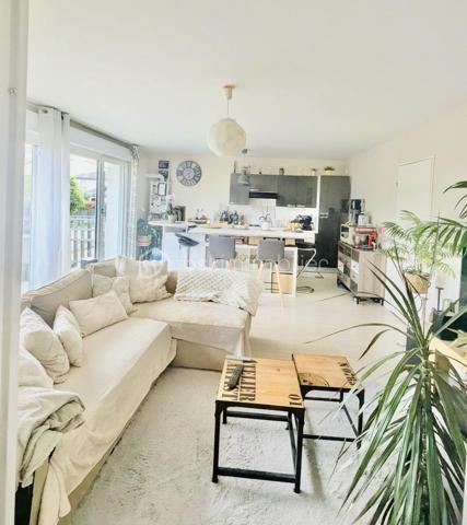 Situé à Pacé, au 1er et dernier étage d’une copropriété récente de 2013 composée de seulement 9 lots, découvrez cet appartement de 71 m² offrant un cadre de vie agréable et recherché.

Très lumineux grâce à ses quatre baies vitrées exposées plein sud, il bénéficie d’un ensoleillement optimal tout au long de la journée et d’un accès direct à un balcon.

L’appartement se compose :
• d’un spacieux salon-séjour avec cuisine ouverte aménagée et équipée
• d’une chambre parentale avec rangements, séparée des deux autres chambres pour plus d’intimité
• de deux chambres supplémentaires avec rangements
• d’une salle de bain avec baignoire
• d’un WC séparé
• d’un cellier pratique pour le stockage

Une place de parking sous carport complète ce bien.

Localisation idéale :
• À 1 minute à pied de l’école et du collège
• À 5 minutes à pied du centre-bourg et de toutes les commodités
  A 10 minutes de RENNES. 

Les + du bien :
• Exposition plein sud : luminosité exceptionnelle
• Dernier étage : aucun voisin au-dessus
• Faibles charges de copropriété (absence d’ascenseur)
• Environnement calme et pratique au quotidien
Venir visiter sans plus tarder, un conseiller disponible 7/7.