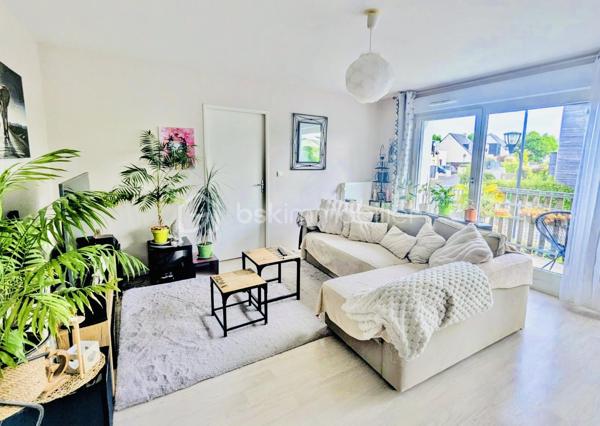 Situé à Pacé, au 1er et dernier étage d’une copropriété récente de 2013 composée de seulement 9 lots, découvrez cet appartement de 71 m² offrant un cadre de vie agréable et recherché.

Très lumineux grâce à ses quatre baies vitrées exposées plein sud, il bénéficie d’un ensoleillement optimal tout au long de la journée et d’un accès direct à un balcon.

L’appartement se compose :
• d’un spacieux salon-séjour avec cuisine ouverte aménagée et équipée
• d’une chambre parentale avec rangements, séparée des deux autres chambres pour plus d’intimité
• de deux chambres supplémentaires avec rangements
• d’une salle de bain avec baignoire
• d’un WC séparé
• d’un cellier pratique pour le stockage

Une place de parking sous carport complète ce bien.

Localisation idéale :
• À 1 minute à pied de l’école et du collège
• À 5 minutes à pied du centre-bourg et de toutes les commodités
  A 10 minutes de RENNES. 

Les + du bien :
• Exposition plein sud : luminosité exceptionnelle
• Dernier étage : aucun voisin au-dessus
• Faibles charges de copropriété (absence d’ascenseur)
• Environnement calme et pratique au quotidien
Venir visiter sans plus tarder, un conseiller disponible 7/7.