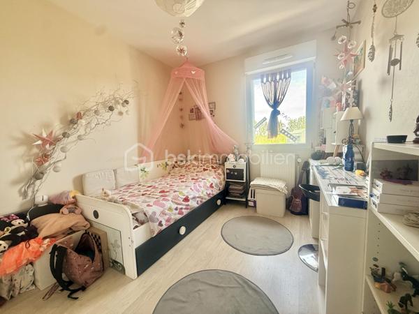Situé à Pacé, au 1er et dernier étage d’une copropriété récente de 2013 composée de seulement 9 lots, découvrez cet appartement de 71 m² offrant un cadre de vie agréable et recherché.

Très lumineux grâce à ses quatre baies vitrées exposées plein sud, il bénéficie d’un ensoleillement optimal tout au long de la journée et d’un accès direct à un balcon.

L’appartement se compose :
• d’un spacieux salon-séjour avec cuisine ouverte aménagée et équipée
• d’une chambre parentale avec rangements, séparée des deux autres chambres pour plus d’intimité
• de deux chambres supplémentaires avec rangements
• d’une salle de bain avec baignoire
• d’un WC séparé
• d’un cellier pratique pour le stockage

Une place de parking sous carport complète ce bien.

Localisation idéale :
• À 1 minute à pied de l’école et du collège
• À 5 minutes à pied du centre-bourg et de toutes les commodités
  A 10 minutes de RENNES. 

Les + du bien :
• Exposition plein sud : luminosité exceptionnelle
• Dernier étage : aucun voisin au-dessus
• Faibles charges de copropriété (absence d’ascenseur)
• Environnement calme et pratique au quotidien
Venir visiter sans plus tarder, un conseiller disponible 7/7.