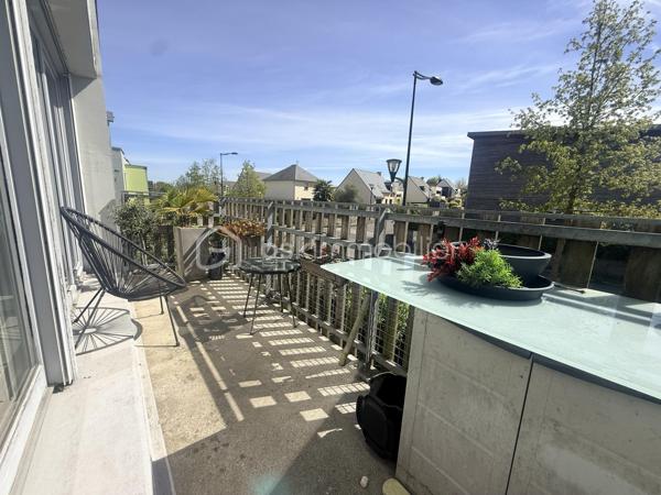 Situé à Pacé, au 1er et dernier étage d’une copropriété récente de 2013 composée de seulement 9 lots, découvrez cet appartement de 71 m² offrant un cadre de vie agréable et recherché.

Très lumineux grâce à ses quatre baies vitrées exposées plein sud, il bénéficie d’un ensoleillement optimal tout au long de la journée et d’un accès direct à un balcon.

L’appartement se compose :
• d’un spacieux salon-séjour avec cuisine ouverte aménagée et équipée
• d’une chambre parentale avec rangements, séparée des deux autres chambres pour plus d’intimité
• de deux chambres supplémentaires avec rangements
• d’une salle de bain avec baignoire
• d’un WC séparé
• d’un cellier pratique pour le stockage

Une place de parking sous carport complète ce bien.

Localisation idéale :
• À 1 minute à pied de l’école et du collège
• À 5 minutes à pied du centre-bourg et de toutes les commodités
  A 10 minutes de RENNES. 

Les + du bien :
• Exposition plein sud : luminosité exceptionnelle
• Dernier étage : aucun voisin au-dessus
• Faibles charges de copropriété (absence d’ascenseur)
• Environnement calme et pratique au quotidien
Venir visiter sans plus tarder, un conseiller disponible 7/7.