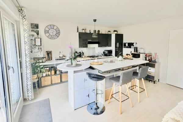 Situé à Pacé, au 1er et dernier étage d’une copropriété récente de 2013 composée de seulement 9 lots, découvrez cet appartement de 71 m² offrant un cadre de vie agréable et recherché.

Très lumineux grâce à ses quatre baies vitrées exposées plein sud, il bénéficie d’un ensoleillement optimal tout au long de la journée et d’un accès direct à un balcon.

L’appartement se compose :
• d’un spacieux salon-séjour avec cuisine ouverte aménagée et équipée
• d’une chambre parentale avec rangements, séparée des deux autres chambres pour plus d’intimité
• de deux chambres supplémentaires avec rangements
• d’une salle de bain avec baignoire
• d’un WC séparé
• d’un cellier pratique pour le stockage

Une place de parking sous carport complète ce bien.

Localisation idéale :
• À 1 minute à pied de l’école et du collège
• À 5 minutes à pied du centre-bourg et de toutes les commodités
  A 10 minutes de RENNES. 

Les + du bien :
• Exposition plein sud : luminosité exceptionnelle
• Dernier étage : aucun voisin au-dessus
• Faibles charges de copropriété (absence d’ascenseur)
• Environnement calme et pratique au quotidien
Venir visiter sans plus tarder, un conseiller disponible 7/7.