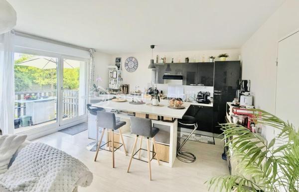 Situé à Pacé, au 1er et dernier étage d’une copropriété récente de 2013 composée de seulement 9 lots, découvrez cet appartement de 71 m² offrant un cadre de vie agréable et recherché.

Très lumineux grâce à ses quatre baies vitrées exposées plein sud, il bénéficie d’un ensoleillement optimal tout au long de la journée et d’un accès direct à un balcon.

L’appartement se compose :
• d’un spacieux salon-séjour avec cuisine ouverte aménagée et équipée
• d’une chambre parentale avec rangements, séparée des deux autres chambres pour plus d’intimité
• de deux chambres supplémentaires avec rangements
• d’une salle de bain avec baignoire
• d’un WC séparé
• d’un cellier pratique pour le stockage

Une place de parking sous carport complète ce bien.

Localisation idéale :
• À 1 minute à pied de l’école et du collège
• À 5 minutes à pied du centre-bourg et de toutes les commodités
  A 10 minutes de RENNES. 

Les + du bien :
• Exposition plein sud : luminosité exceptionnelle
• Dernier étage : aucun voisin au-dessus
• Faibles charges de copropriété (absence d’ascenseur)
• Environnement calme et pratique au quotidien
Venir visiter sans plus tarder, un conseiller disponible 7/7.