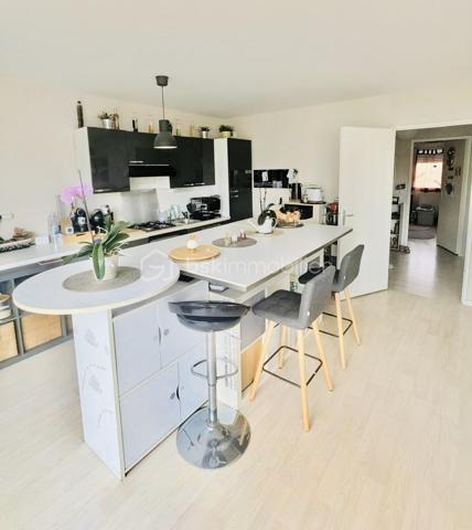 Situé à Pacé, au 1er et dernier étage d’une copropriété récente de 2013 composée de seulement 9 lots, découvrez cet appartement de 71 m² offrant un cadre de vie agréable et recherché.

Très lumineux grâce à ses quatre baies vitrées exposées plein sud, il bénéficie d’un ensoleillement optimal tout au long de la journée et d’un accès direct à un balcon.

L’appartement se compose :
• d’un spacieux salon-séjour avec cuisine ouverte aménagée et équipée
• d’une chambre parentale avec rangements, séparée des deux autres chambres pour plus d’intimité
• de deux chambres supplémentaires avec rangements
• d’une salle de bain avec baignoire
• d’un WC séparé
• d’un cellier pratique pour le stockage

Une place de parking sous carport complète ce bien.

Localisation idéale :
• À 1 minute à pied de l’école et du collège
• À 5 minutes à pied du centre-bourg et de toutes les commodités
  A 10 minutes de RENNES. 

Les + du bien :
• Exposition plein sud : luminosité exceptionnelle
• Dernier étage : aucun voisin au-dessus
• Faibles charges de copropriété (absence d’ascenseur)
• Environnement calme et pratique au quotidien
Venir visiter sans plus tarder, un conseiller disponible 7/7.