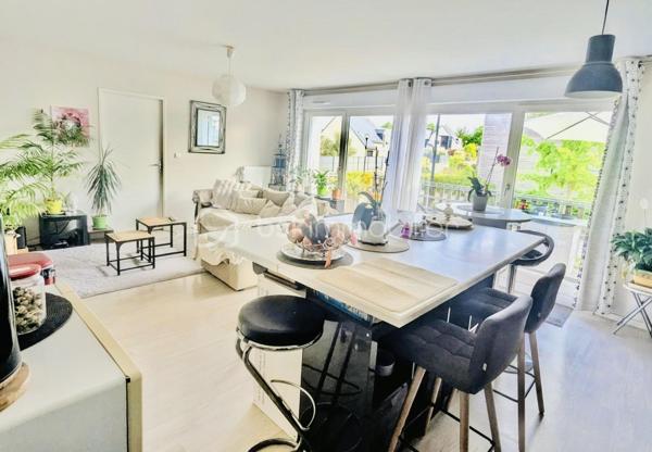 Situé à Pacé, au 1er et dernier étage d’une copropriété récente de 2013 composée de seulement 9 lots, découvrez cet appartement de 71 m² offrant un cadre de vie agréable et recherché.

Très lumineux grâce à ses quatre baies vitrées exposées plein sud, il bénéficie d’un ensoleillement optimal tout au long de la journée et d’un accès direct à un balcon.

L’appartement se compose :
• d’un spacieux salon-séjour avec cuisine ouverte aménagée et équipée
• d’une chambre parentale avec rangements, séparée des deux autres chambres pour plus d’intimité
• de deux chambres supplémentaires avec rangements
• d’une salle de bain avec baignoire
• d’un WC séparé
• d’un cellier pratique pour le stockage

Une place de parking sous carport complète ce bien.

Localisation idéale :
• À 1 minute à pied de l’école et du collège
• À 5 minutes à pied du centre-bourg et de toutes les commodités
  A 10 minutes de RENNES. 

Les + du bien :
• Exposition plein sud : luminosité exceptionnelle
• Dernier étage : aucun voisin au-dessus
• Faibles charges de copropriété (absence d’ascenseur)
• Environnement calme et pratique au quotidien
Venir visiter sans plus tarder, un conseiller disponible 7/7.