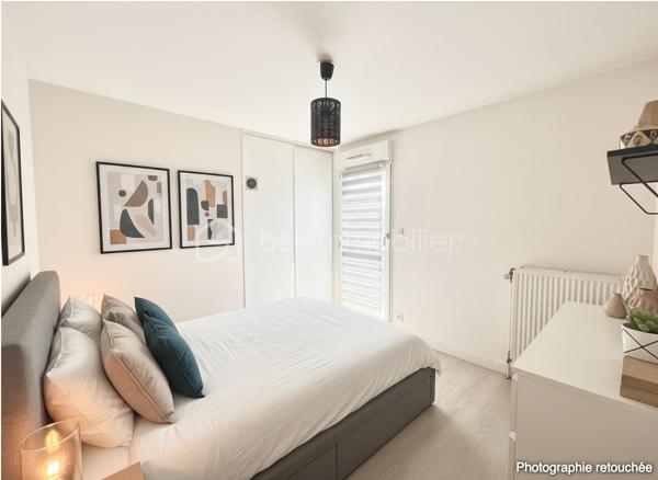 Situé à Pacé, au 1er et dernier étage d’une copropriété récente de 2013 composée de seulement 9 lots, découvrez cet appartement de 71 m² offrant un cadre de vie agréable et recherché.

Très lumineux grâce à ses quatre baies vitrées exposées plein sud, il bénéficie d’un ensoleillement optimal tout au long de la journée et d’un accès direct à un balcon.

L’appartement se compose :
• d’un spacieux salon-séjour avec cuisine ouverte aménagée et équipée
• d’une chambre parentale avec rangements, séparée des deux autres chambres pour plus d’intimité
• de deux chambres supplémentaires avec rangements
• d’une salle de bain avec baignoire
• d’un WC séparé
• d’un cellier pratique pour le stockage

Une place de parking sous carport complète ce bien.

Localisation idéale :
• À 1 minute à pied de l’école et du collège
• À 5 minutes à pied du centre-bourg et de toutes les commodités
  A 10 minutes de RENNES. 

Les + du bien :
• Exposition plein sud : luminosité exceptionnelle
• Dernier étage : aucun voisin au-dessus
• Faibles charges de copropriété (absence d’ascenseur)
• Environnement calme et pratique au quotidien
Venir visiter sans plus tarder, un conseiller disponible 7/7.
