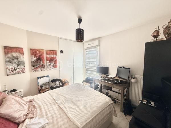 Situé à Pacé, au 1er et dernier étage d’une copropriété récente de 2013 composée de seulement 9 lots, découvrez cet appartement de 71 m² offrant un cadre de vie agréable et recherché.

Très lumineux grâce à ses quatre baies vitrées exposées plein sud, il bénéficie d’un ensoleillement optimal tout au long de la journée et d’un accès direct à un balcon.

L’appartement se compose :
• d’un spacieux salon-séjour avec cuisine ouverte aménagée et équipée
• d’une chambre parentale avec rangements, séparée des deux autres chambres pour plus d’intimité
• de deux chambres supplémentaires avec rangements
• d’une salle de bain avec baignoire
• d’un WC séparé
• d’un cellier pratique pour le stockage

Une place de parking sous carport complète ce bien.

Localisation idéale :
• À 1 minute à pied de l’école et du collège
• À 5 minutes à pied du centre-bourg et de toutes les commodités
  A 10 minutes de RENNES. 

Les + du bien :
• Exposition plein sud : luminosité exceptionnelle
• Dernier étage : aucun voisin au-dessus
• Faibles charges de copropriété (absence d’ascenseur)
• Environnement calme et pratique au quotidien
Venir visiter sans plus tarder, un conseiller disponible 7/7.