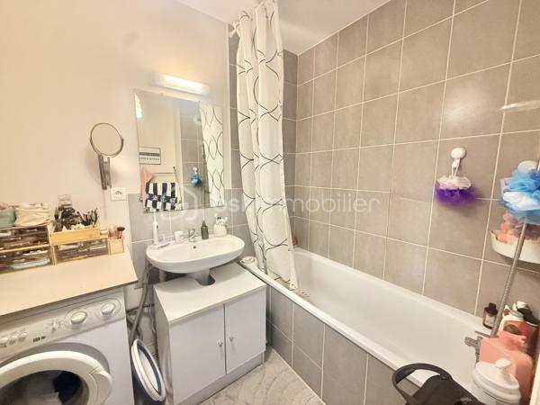 Situé à Pacé, au 1er et dernier étage d’une copropriété récente de 2013 composée de seulement 9 lots, découvrez cet appartement de 71 m² offrant un cadre de vie agréable et recherché.

Très lumineux grâce à ses quatre baies vitrées exposées plein sud, il bénéficie d’un ensoleillement optimal tout au long de la journée et d’un accès direct à un balcon.

L’appartement se compose :
• d’un spacieux salon-séjour avec cuisine ouverte aménagée et équipée
• d’une chambre parentale avec rangements, séparée des deux autres chambres pour plus d’intimité
• de deux chambres supplémentaires avec rangements
• d’une salle de bain avec baignoire
• d’un WC séparé
• d’un cellier pratique pour le stockage

Une place de parking sous carport complète ce bien.

Localisation idéale :
• À 1 minute à pied de l’école et du collège
• À 5 minutes à pied du centre-bourg et de toutes les commodités
  A 10 minutes de RENNES. 

Les + du bien :
• Exposition plein sud : luminosité exceptionnelle
• Dernier étage : aucun voisin au-dessus
• Faibles charges de copropriété (absence d’ascenseur)
• Environnement calme et pratique au quotidien
Venir visiter sans plus tarder, un conseiller disponible 7/7.