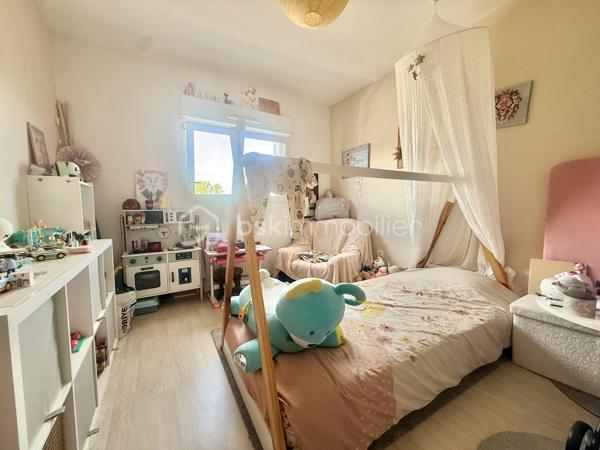 Situé à Pacé, au 1er et dernier étage d’une copropriété récente de 2013 composée de seulement 9 lots, découvrez cet appartement de 71 m² offrant un cadre de vie agréable et recherché.

Très lumineux grâce à ses quatre baies vitrées exposées plein sud, il bénéficie d’un ensoleillement optimal tout au long de la journée et d’un accès direct à un balcon.

L’appartement se compose :
• d’un spacieux salon-séjour avec cuisine ouverte aménagée et équipée
• d’une chambre parentale avec rangements, séparée des deux autres chambres pour plus d’intimité
• de deux chambres supplémentaires avec rangements
• d’une salle de bain avec baignoire
• d’un WC séparé
• d’un cellier pratique pour le stockage

Une place de parking sous carport complète ce bien.

Localisation idéale :
• À 1 minute à pied de l’école et du collège
• À 5 minutes à pied du centre-bourg et de toutes les commodités
  A 10 minutes de RENNES. 

Les + du bien :
• Exposition plein sud : luminosité exceptionnelle
• Dernier étage : aucun voisin au-dessus
• Faibles charges de copropriété (absence d’ascenseur)
• Environnement calme et pratique au quotidien
Venir visiter sans plus tarder, un conseiller disponible 7/7.