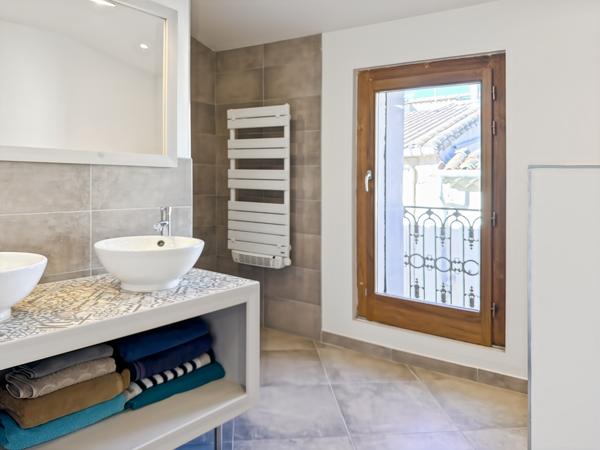 Paulhan (34230) Maison de charme de 136 m2 rénovée, 3 chambres, avec cour intimiste — Paulhan (34230)