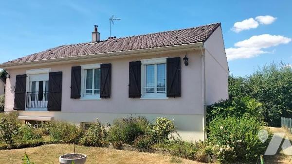 L'étude notariale vous propose cette maison avec terrain clôturé à proximité du centre