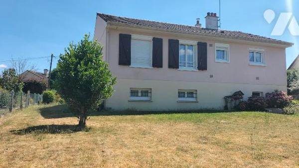 L'étude notariale vous propose cette maison avec terrain clôturé à proximité du centre