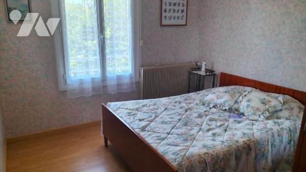L'étude notariale vous propose cette maison avec terrain clôturé à proximité du centre