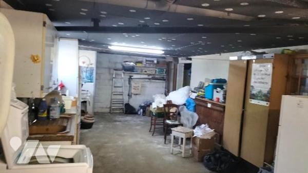 L'étude notariale vous propose cette maison avec terrain clôturé à proximité du centre