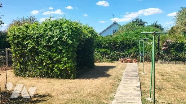 L'étude notariale vous propose cette maison avec terrain clôturé à proximité du centre