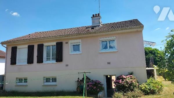 L'étude notariale vous propose cette maison avec terrain clôturé à proximité du centre