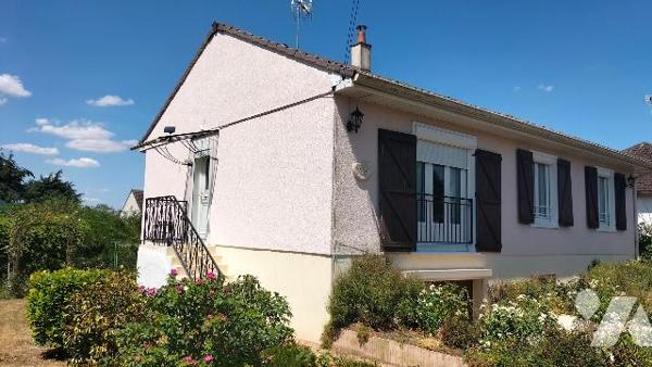 L'étude notariale vous propose cette maison avec terrain clôturé à proximité du centre