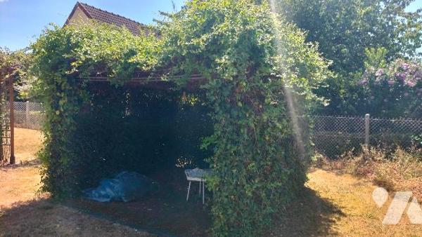 L'étude notariale vous propose cette maison avec terrain clôturé à proximité du centre
