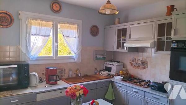 L'étude notariale vous propose cette maison avec terrain clôturé à proximité du centre
