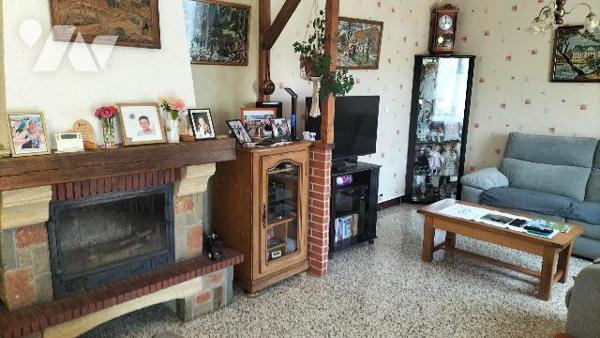 L'étude notariale vous propose cette maison avec terrain clôturé à proximité du centre