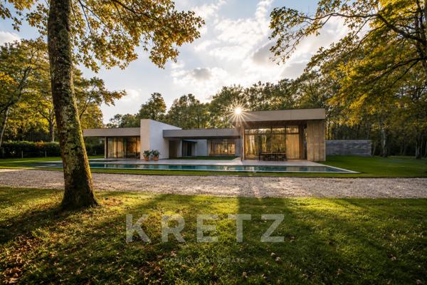 Villa d’architecte d'exception de 405 m² au cœur d’une clairière de chênes, calme absolu
