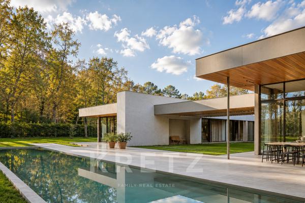 Villa d’architecte d'exception de 405 m² au cœur d’une clairière de chênes, calme absolu