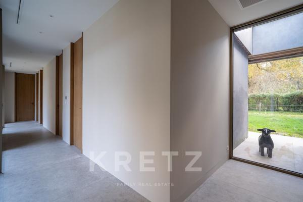 Villa d’architecte d'exception de 405 m² au cœur d’une clairière de chênes, calme absolu