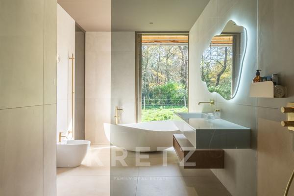 Villa d’architecte d'exception de 405 m² au cœur d’une clairière de chênes, calme absolu