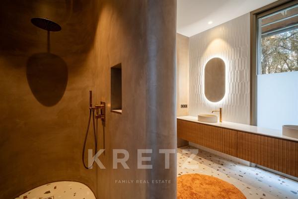 Villa d’architecte d'exception de 405 m² au cœur d’une clairière de chênes, calme absolu
