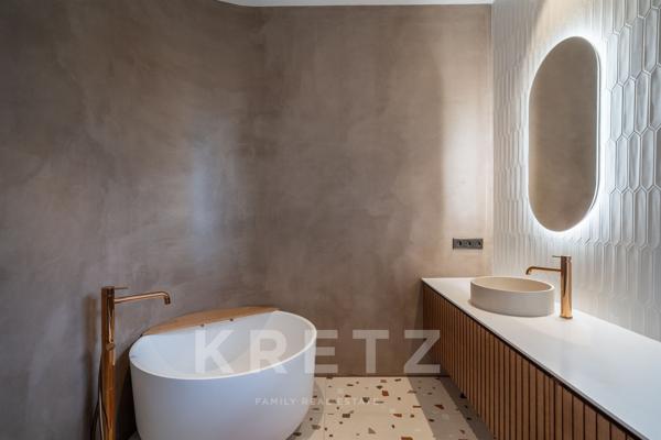 Villa d’architecte d'exception de 405 m² au cœur d’une clairière de chênes, calme absolu