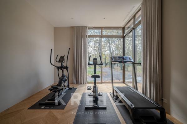Villa d’architecte d'exception de 405 m² au cœur d’une clairière de chênes, calme absolu