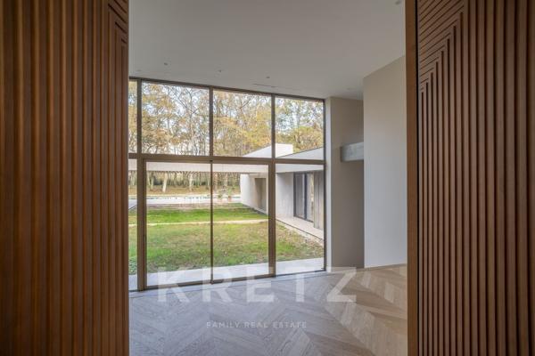 Villa d’architecte d'exception de 405 m² au cœur d’une clairière de chênes, calme absolu