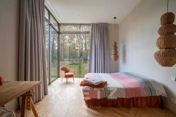Villa d’architecte d'exception de 405 m² au cœur d’une clairière de chênes, calme absolu