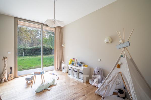 Villa d’architecte d'exception de 405 m² au cœur d’une clairière de chênes, calme absolu