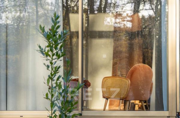 Villa d’architecte d'exception de 405 m² au cœur d’une clairière de chênes, calme absolu