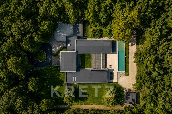 Villa d’architecte d'exception de 405 m² au cœur d’une clairière de chênes, calme absolu