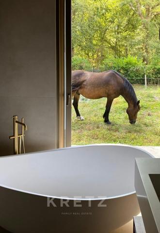 Villa d’architecte d'exception de 405 m² au cœur d’une clairière de chênes, calme absolu