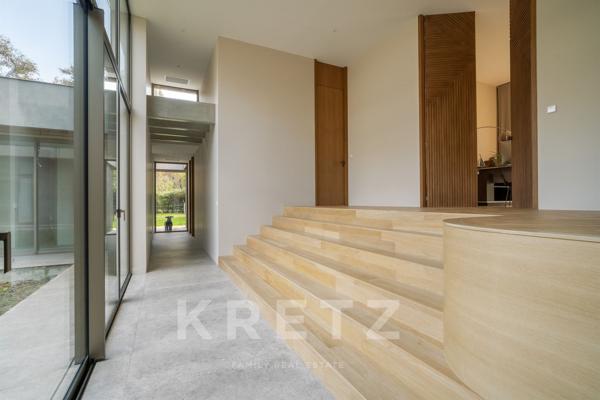 Villa d’architecte d'exception de 405 m² au cœur d’une clairière de chênes, calme absolu