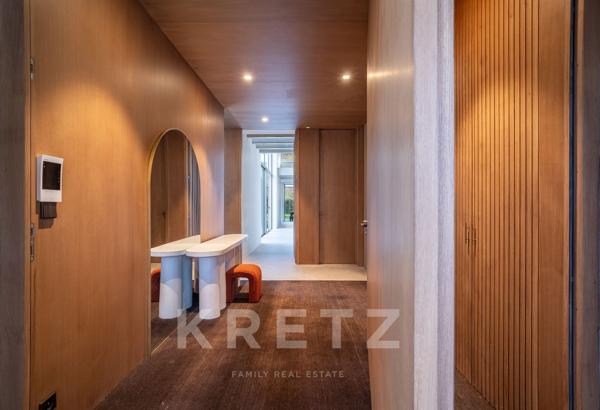 Villa d’architecte d'exception de 405 m² au cœur d’une clairière de chênes, calme absolu