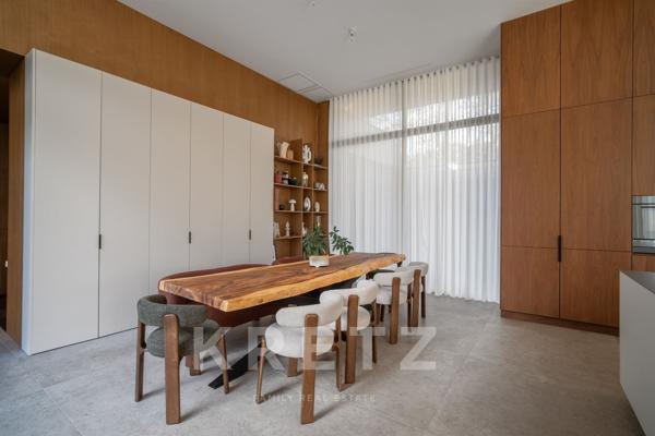 Villa d’architecte d'exception de 405 m² au cœur d’une clairière de chênes, calme absolu