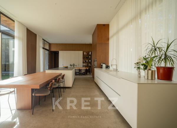 Villa d’architecte d'exception de 405 m² au cœur d’une clairière de chênes, calme absolu