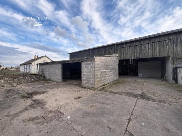 Deux maisons+Hangar+garage+terrain clos de 3300 m2.