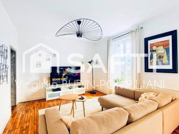 Cadre exceptionnel : Le bien est niché au calme, dans un charmant manoir, avec entrée totalement indépendante.