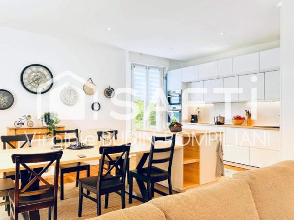 Cadre exceptionnel : Le bien est niché au calme, dans un charmant manoir, avec entrée totalement indépendante.